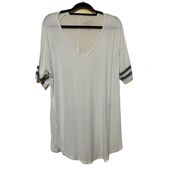 Torrid Super Soft Knits Varisty Tee Women’s 2 White Round Hem V-Neck T-Shirt - Picture 2 of 9